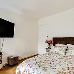Spacious Parisian Flat - Eiffel Tower
